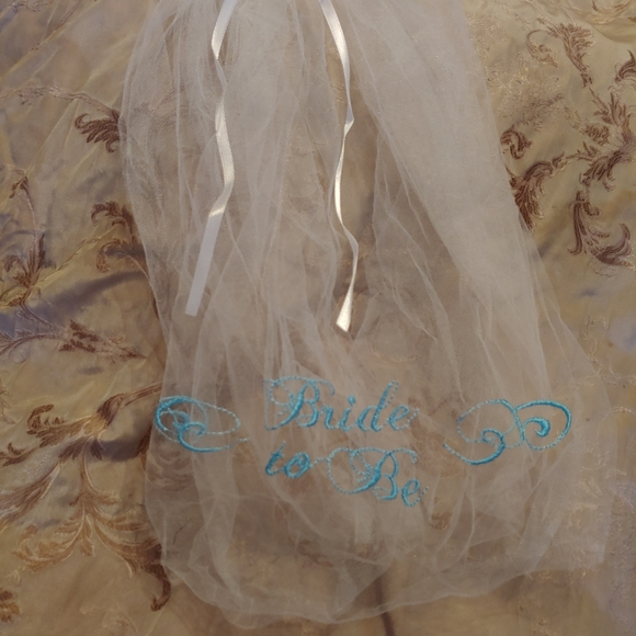 3/$12 Bride-to-be sash and veil - Picture 2 of 3